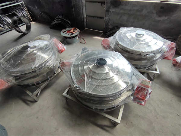 4臺(tái)1200不銹鋼直排篩發(fā)貨， 加裝超聲波系統(tǒng)，篩分精度高，產(chǎn)量大， 能耗低，全封閉，無(wú)粉塵，特制電機(jī)。