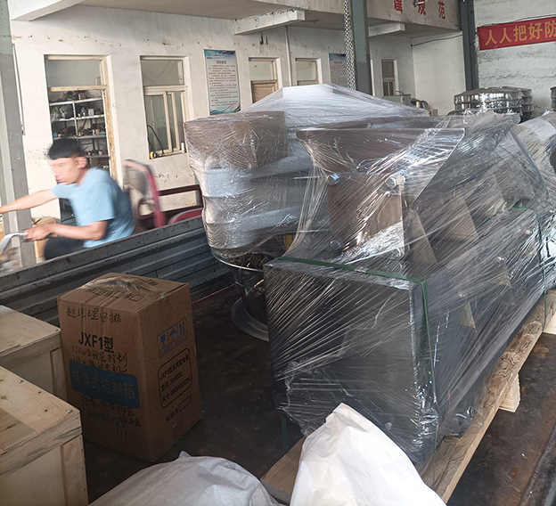 塑料旋振篩、電磁給料機發貨